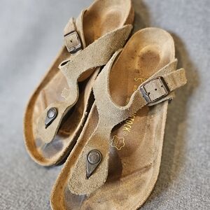 Birkenstock Gizeh Leather Thong Sandals in Mocha